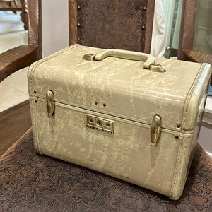 Vintage Samsonite train case carry-on cosmetics case.